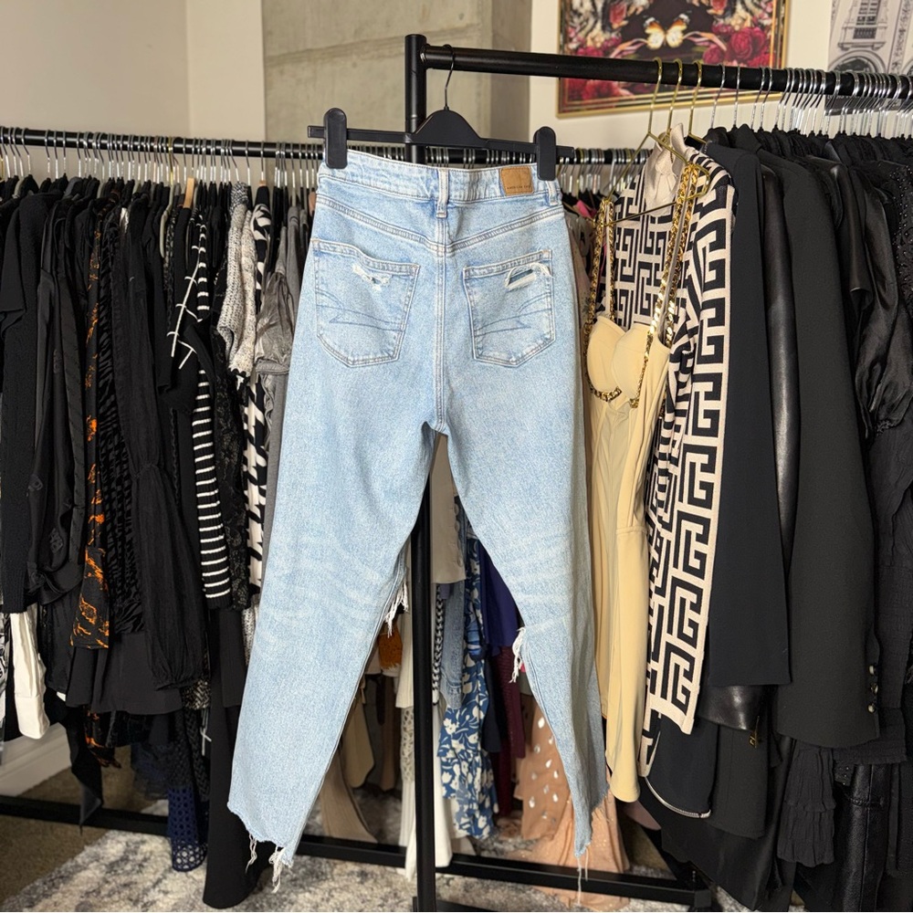 American Eagle Mom Jean Blue Light Wash Distressed Womens Size 6 EUC - Picture 12 of 13